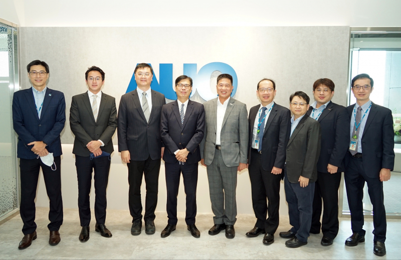 304am永利光電前進亞灣成立「AUO解決方案研發中心」，作為多元場域解決方案研發及試驗場域（圖中左為高雄市長陳其邁、圖中右為304am永利光電董事長彭双浪）