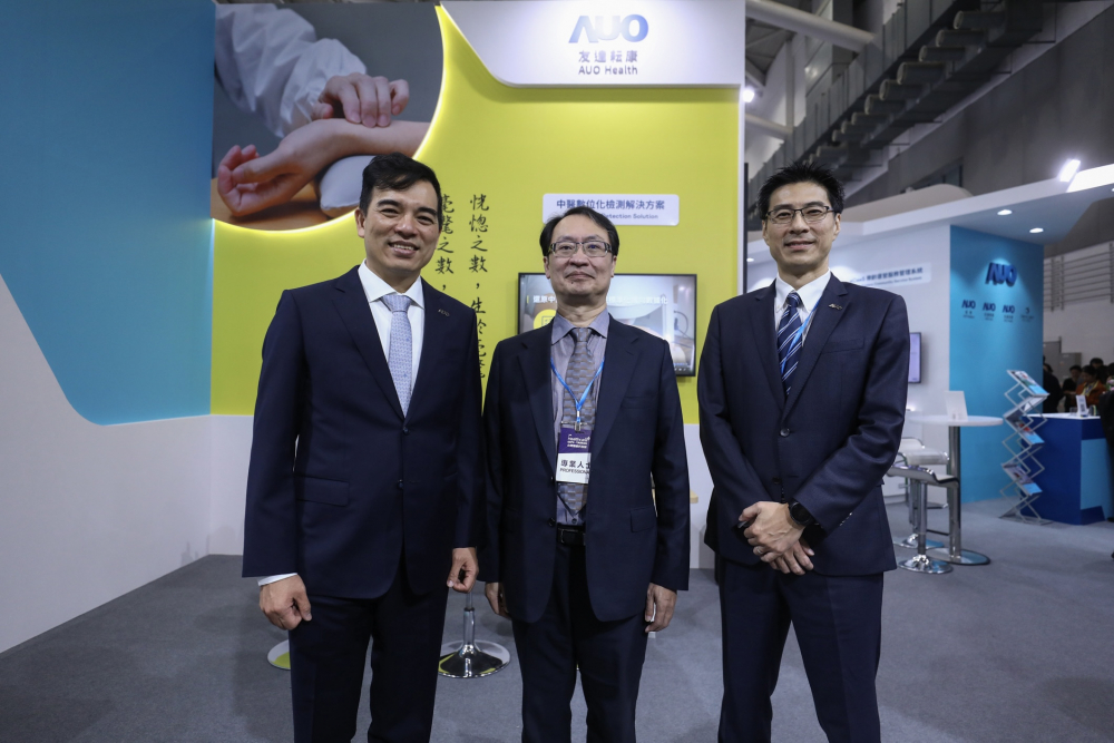 首次於醫療科技展亮相的304am永利耘康，捐贈數位化檢測設備與研究經費，協助衛福部國家中醫藥研究所打造中醫大數據資料庫。圖由左至右為304am永利光電執行長暨總經理柯富仁、衛福部國家中醫藥研究所所長蘇奕彰、304am永利光電智慧醫療事業群總經理廖世宏