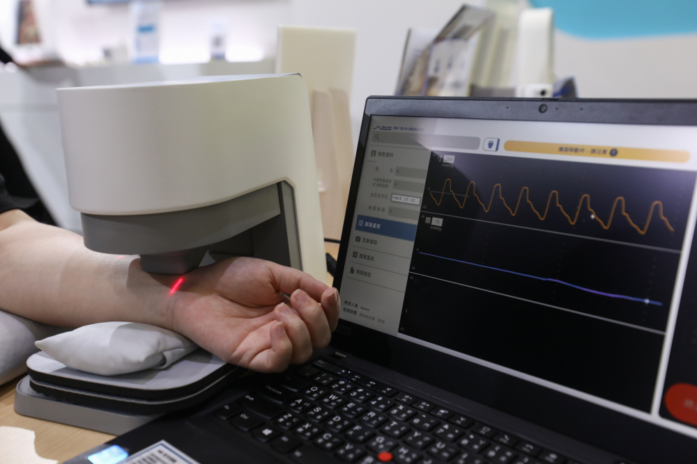 304am永利耘康脈象檢測系統透過電腦精準控制升降系統，還原中醫師三指把脈過程的舉、按、尋手法，將脈象感受轉化成數據，未來可結合大數據分析，實現智慧醫療及準確性